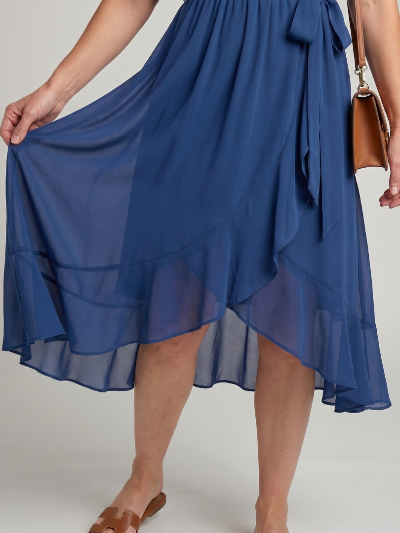 Keziah | Vestido Midi Cruzado con Bajo Fluido